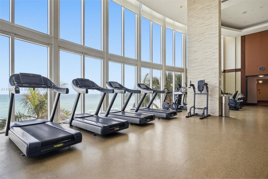 合同活跃: $2,375,000 (3 贝兹, 3 浴室, 2327 平方英尺)