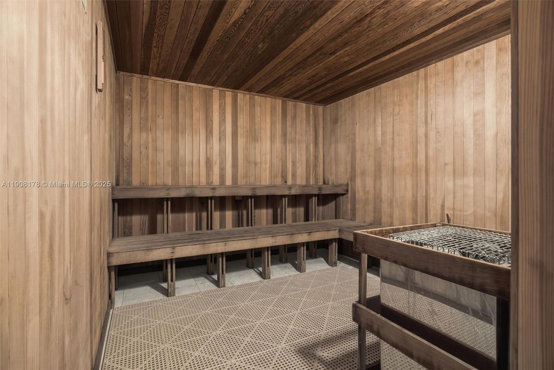 合同活跃: $2,375,000 (3 贝兹, 3 浴室, 2327 平方英尺)