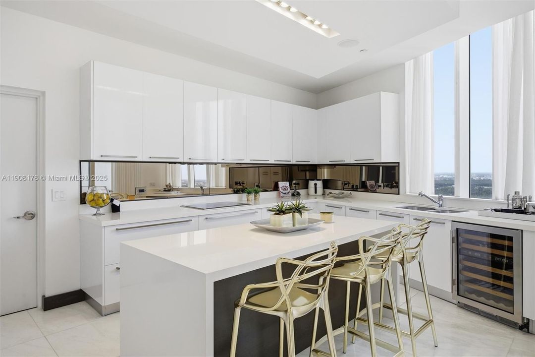 合同活跃: $2,375,000 (3 贝兹, 3 浴室, 2327 平方英尺)