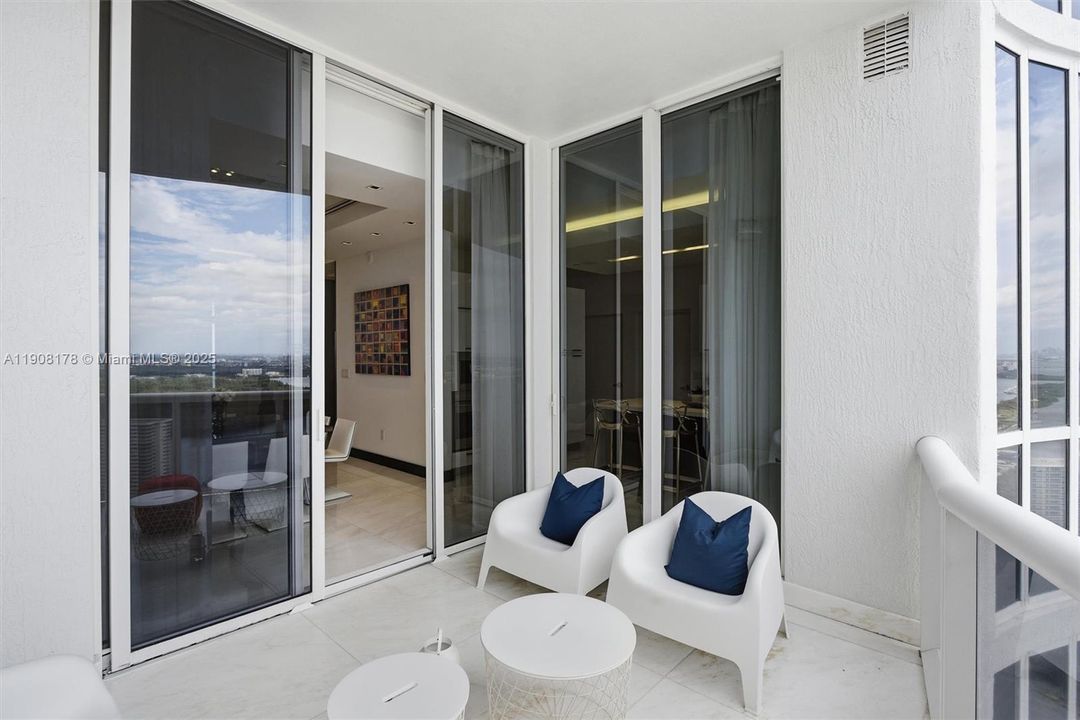 合同活跃: $2,375,000 (3 贝兹, 3 浴室, 2327 平方英尺)