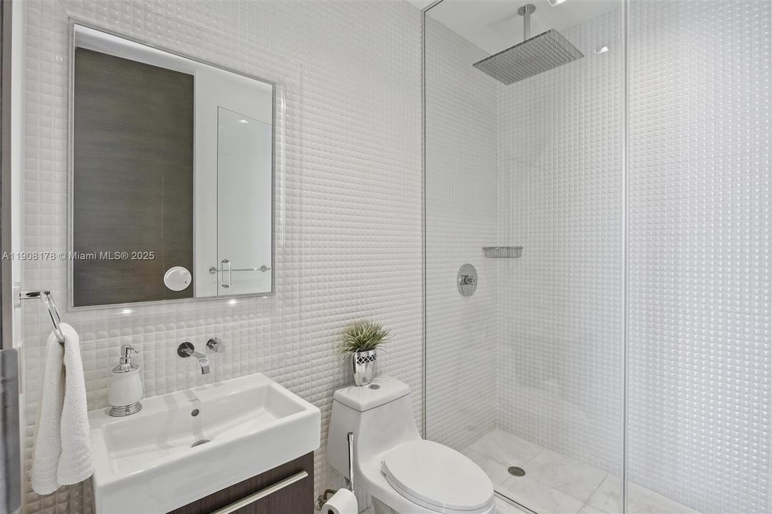 合同活跃: $2,375,000 (3 贝兹, 3 浴室, 2327 平方英尺)