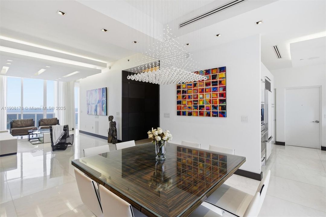 合同活跃: $2,375,000 (3 贝兹, 3 浴室, 2327 平方英尺)