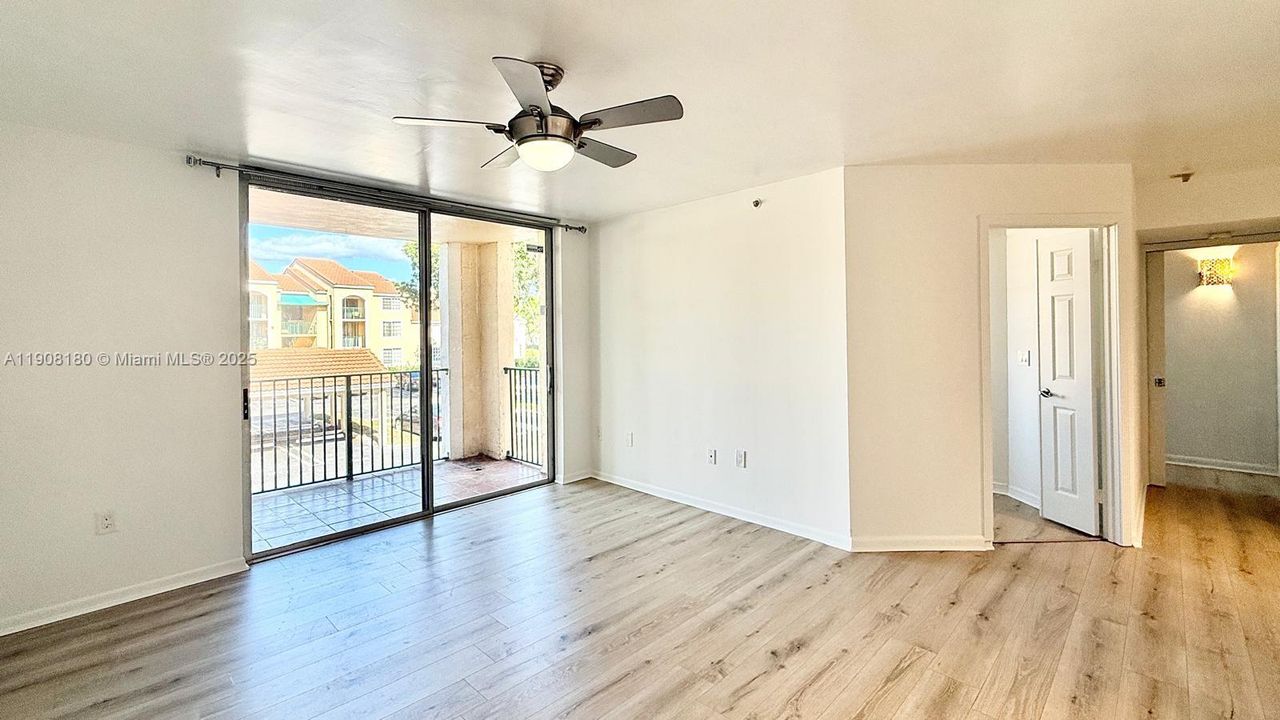 合同活跃: $2,000 (2 贝兹, 1 浴室, 908 平方英尺)