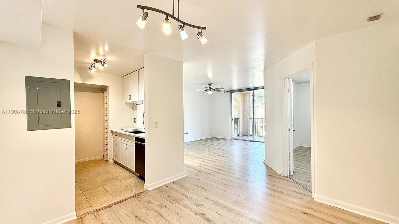 合同活跃: $2,000 (2 贝兹, 1 浴室, 908 平方英尺)