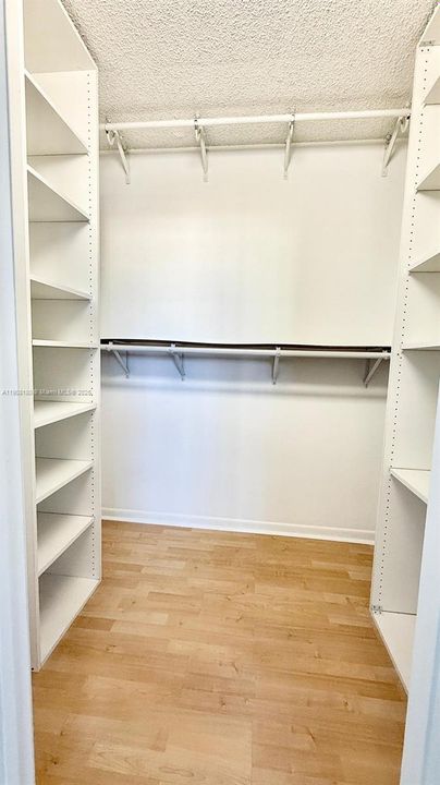 合同活跃: $2,000 (2 贝兹, 1 浴室, 908 平方英尺)