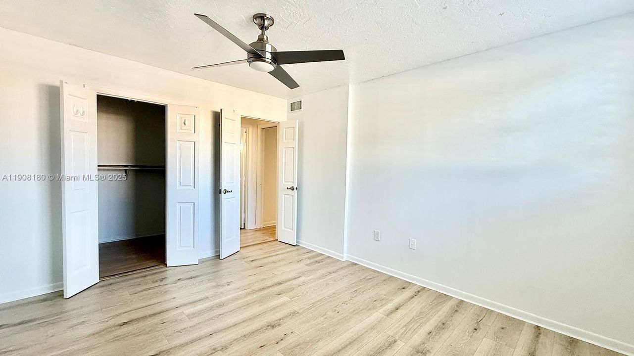 合同活跃: $2,000 (2 贝兹, 1 浴室, 908 平方英尺)