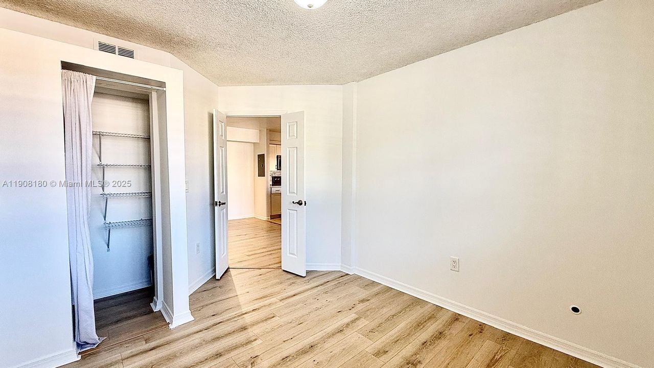 合同活跃: $2,000 (2 贝兹, 1 浴室, 908 平方英尺)