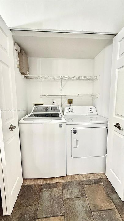 合同活跃: $2,000 (2 贝兹, 1 浴室, 908 平方英尺)