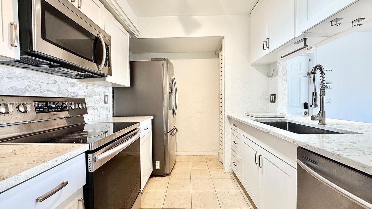 合同活跃: $2,000 (2 贝兹, 1 浴室, 908 平方英尺)