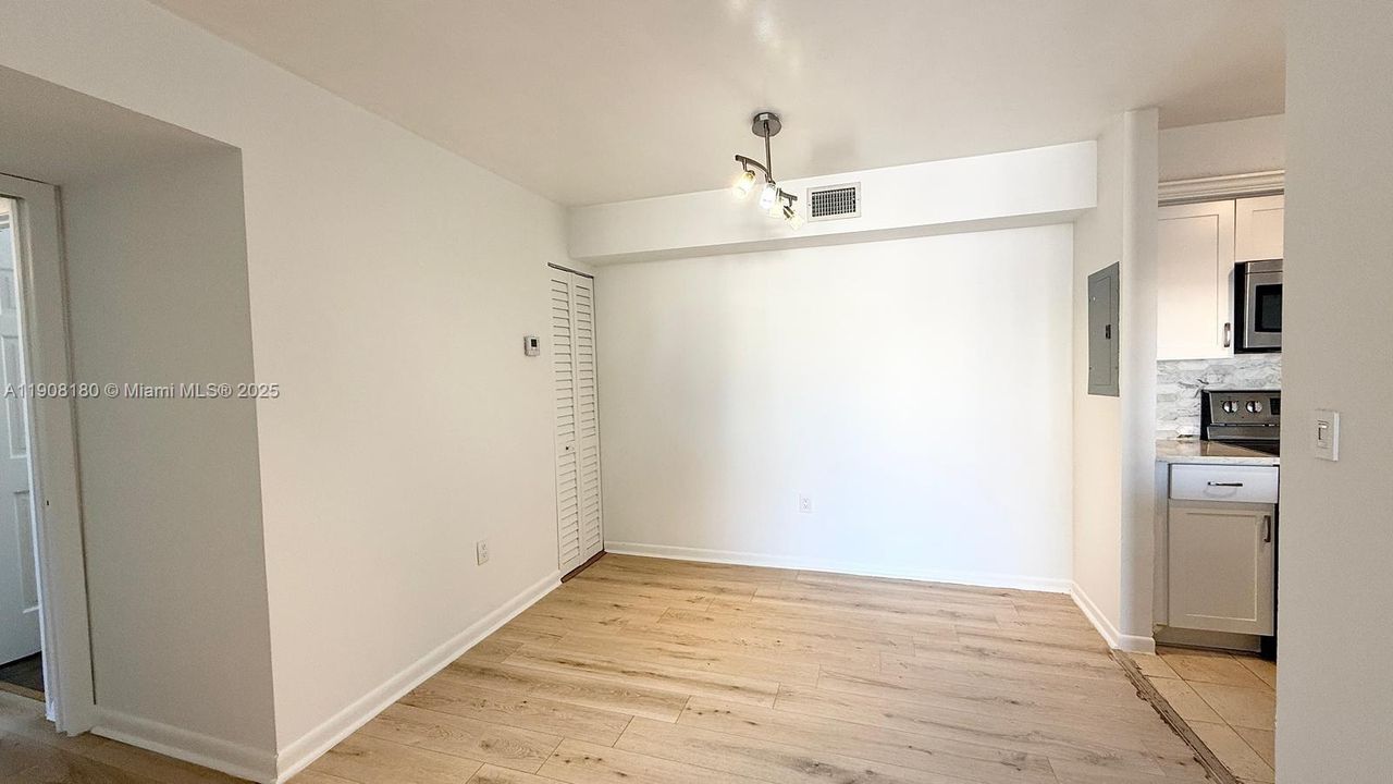 合同活跃: $2,000 (2 贝兹, 1 浴室, 908 平方英尺)