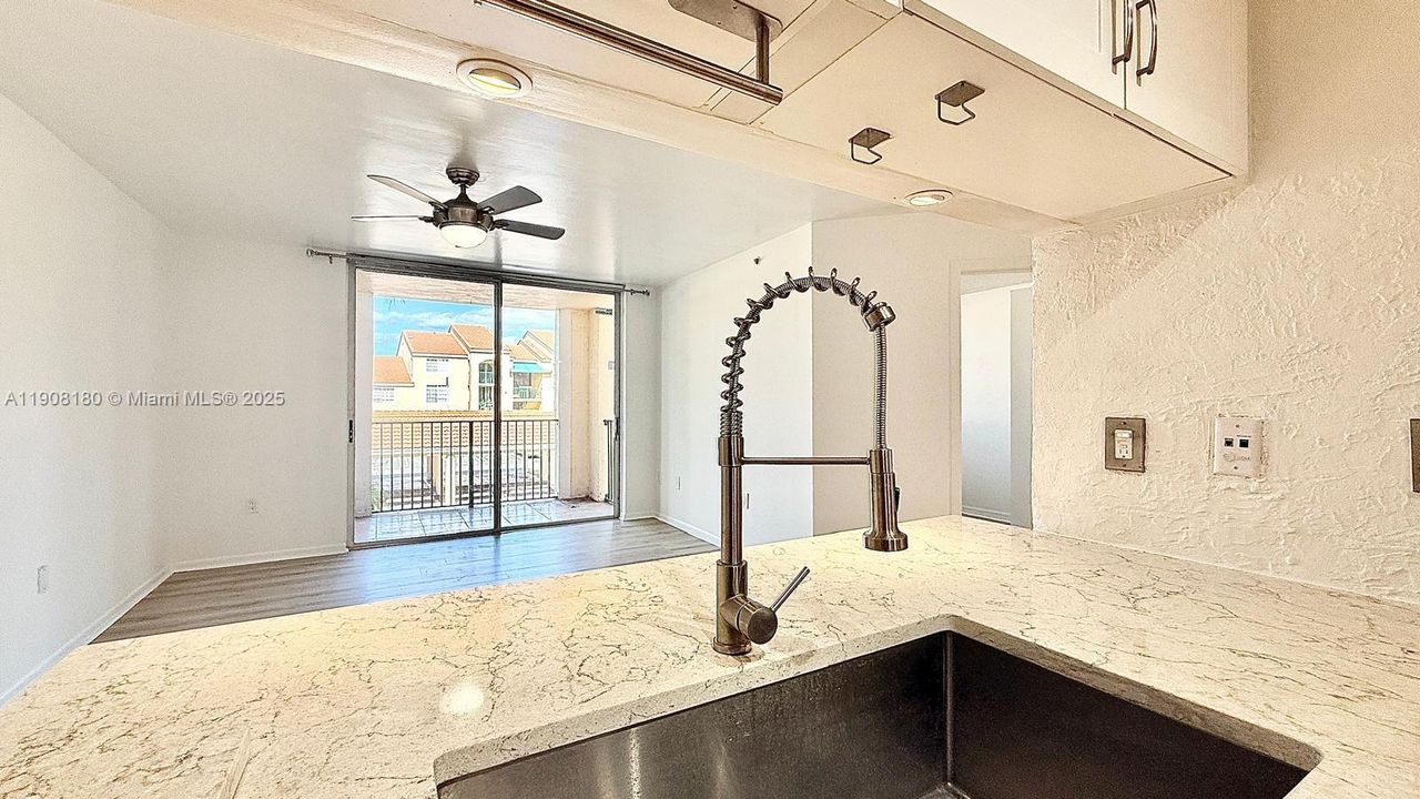 合同活跃: $2,000 (2 贝兹, 1 浴室, 908 平方英尺)