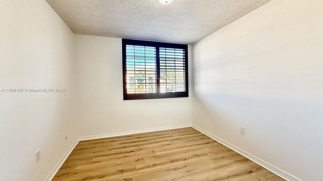 合同活跃: $2,000 (2 贝兹, 1 浴室, 908 平方英尺)