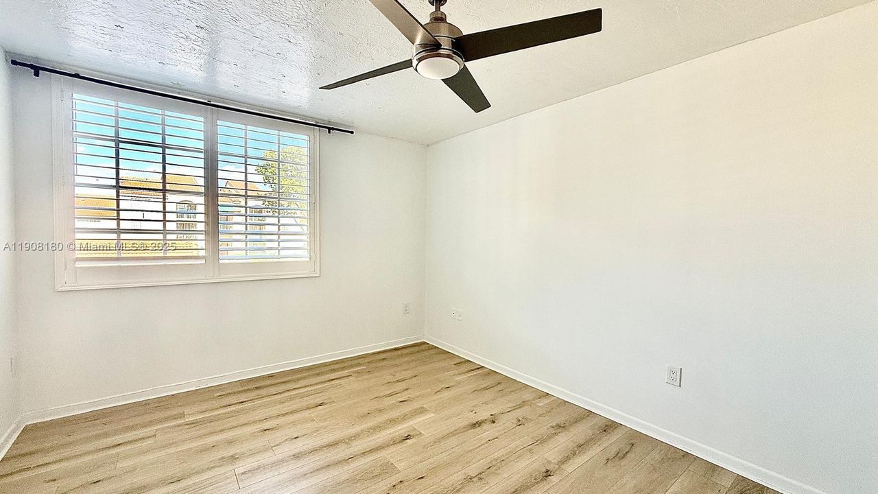 合同活跃: $2,000 (2 贝兹, 1 浴室, 908 平方英尺)