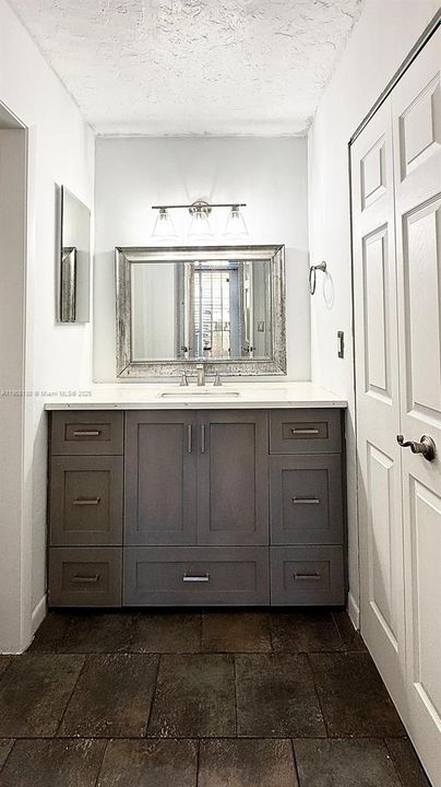 合同活跃: $2,000 (2 贝兹, 1 浴室, 908 平方英尺)