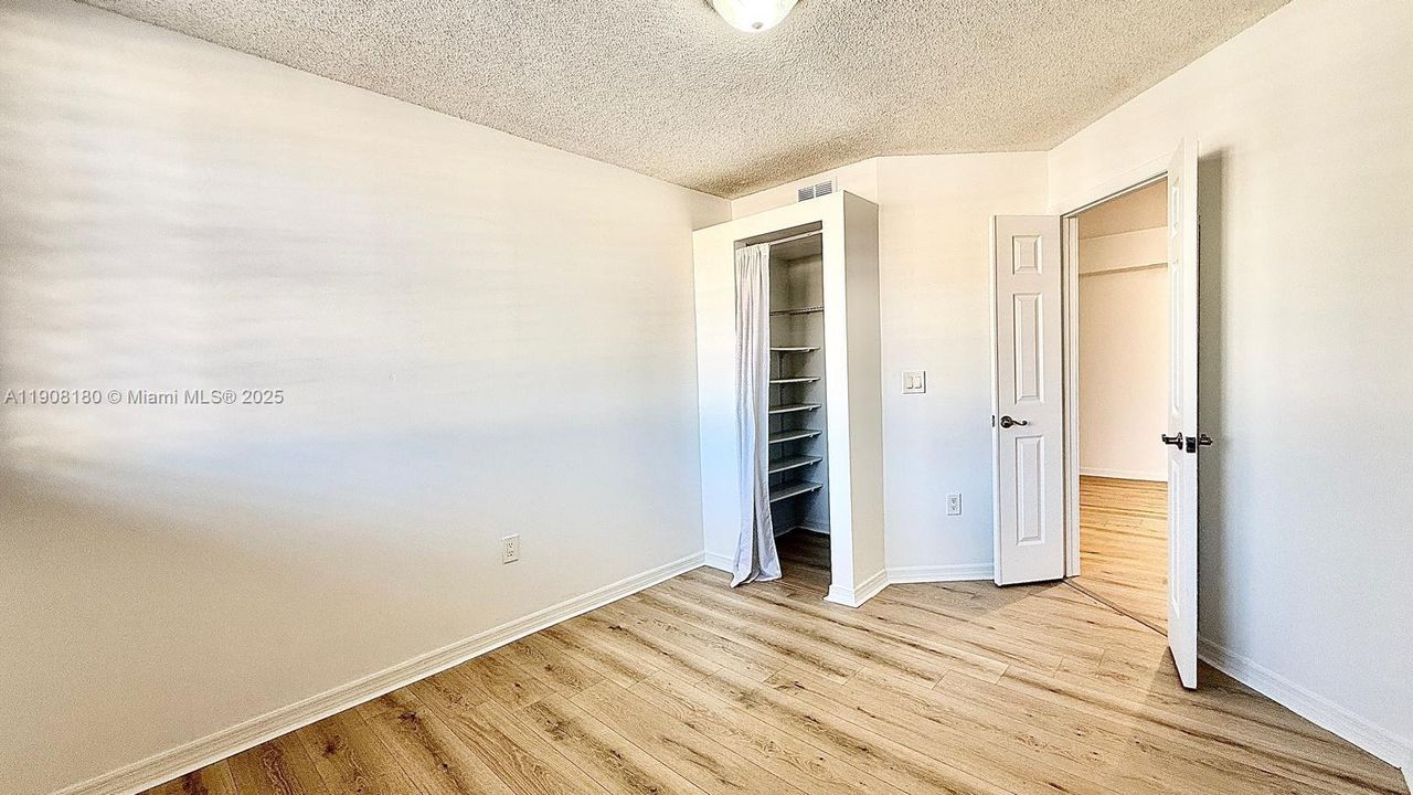 合同活跃: $2,000 (2 贝兹, 1 浴室, 908 平方英尺)