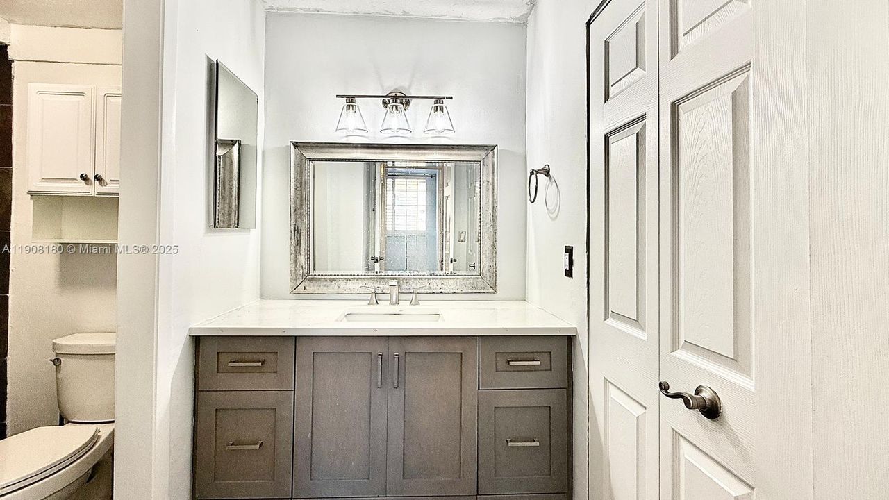 合同活跃: $2,000 (2 贝兹, 1 浴室, 908 平方英尺)