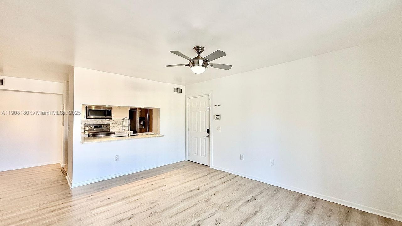 合同活跃: $2,000 (2 贝兹, 1 浴室, 908 平方英尺)