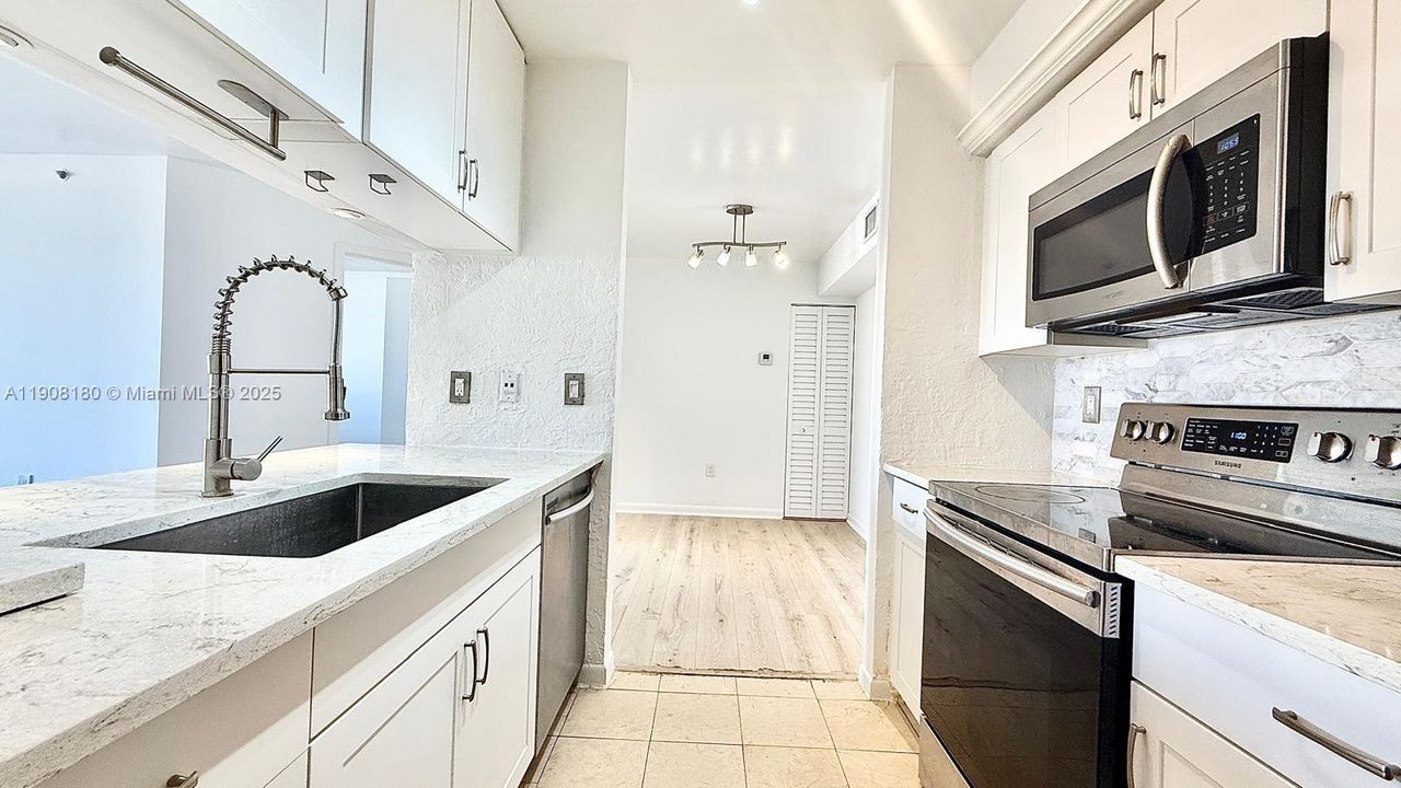 合同活跃: $2,000 (2 贝兹, 1 浴室, 908 平方英尺)