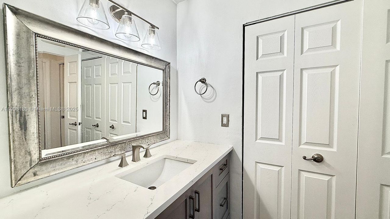 合同活跃: $2,000 (2 贝兹, 1 浴室, 908 平方英尺)