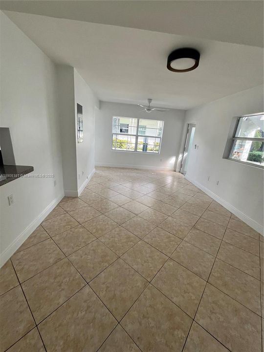 Active With Contract: $2,350 (1 beds, 1 baths, 800 Square Feet)