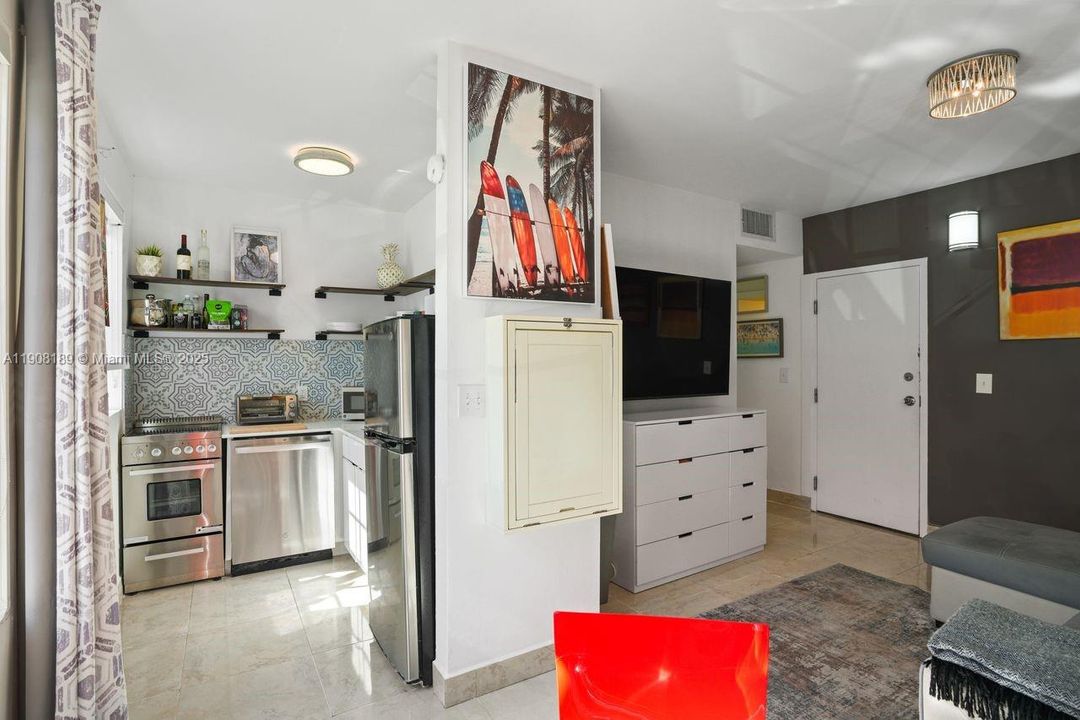 Active With Contract: $1,850 (1 beds, 1 baths, 430 Square Feet)