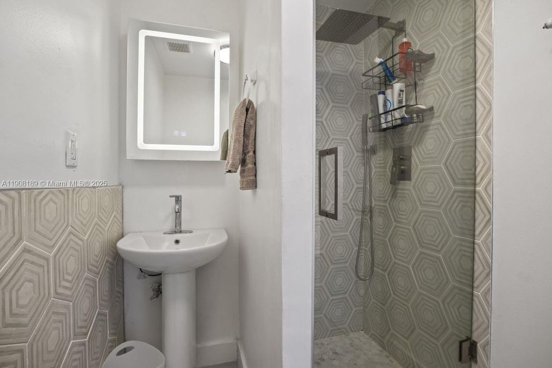 Active With Contract: $1,850 (1 beds, 1 baths, 430 Square Feet)