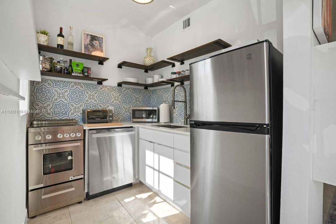 Active With Contract: $1,850 (1 beds, 1 baths, 430 Square Feet)