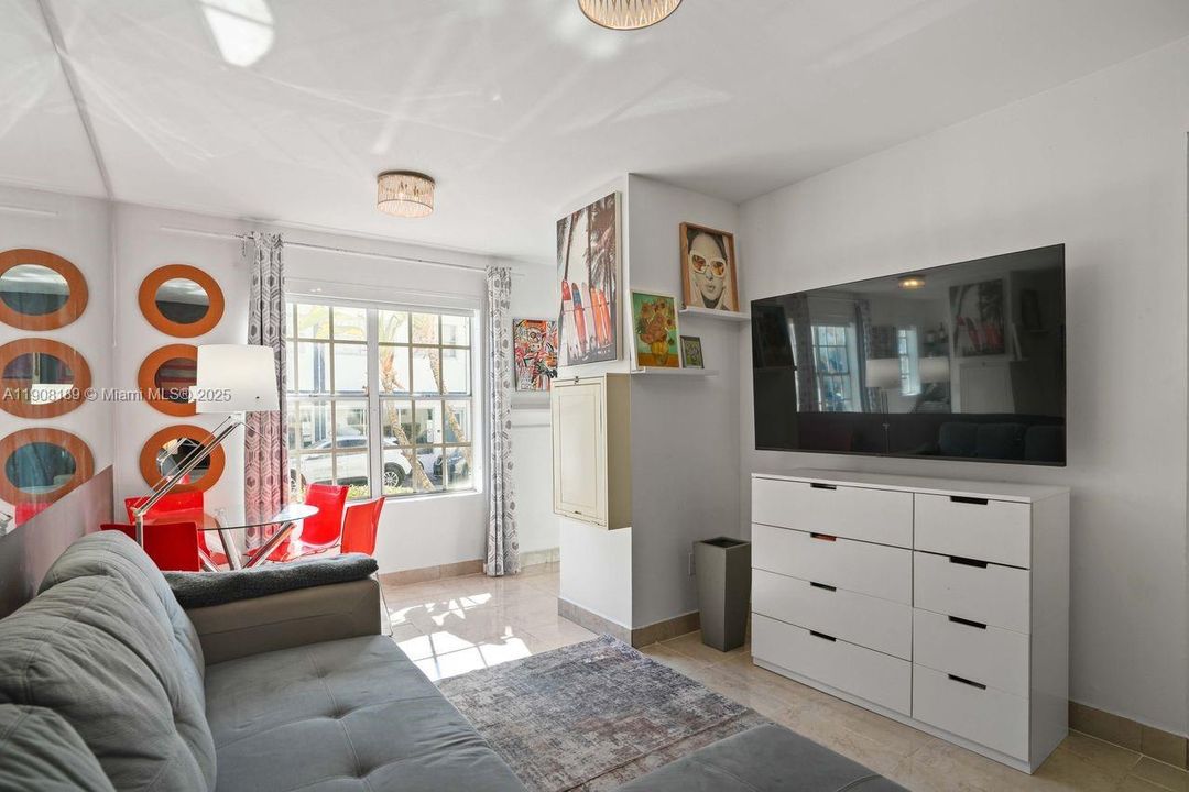 Active With Contract: $1,850 (1 beds, 1 baths, 430 Square Feet)