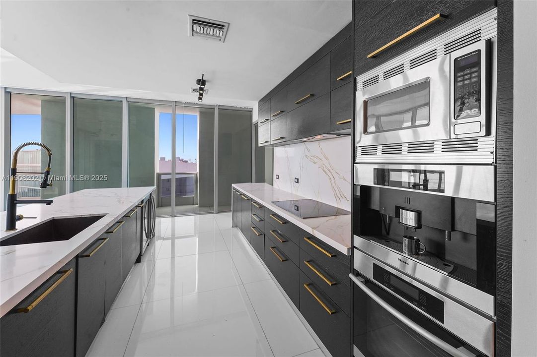 For Sale: $3,350,000 (4 beds, 4 baths, 3199 Square Feet)