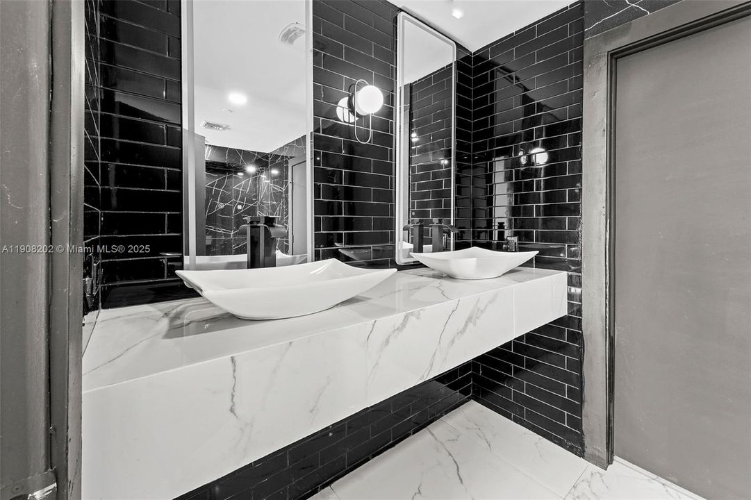 For Sale: $3,350,000 (4 beds, 4 baths, 3199 Square Feet)