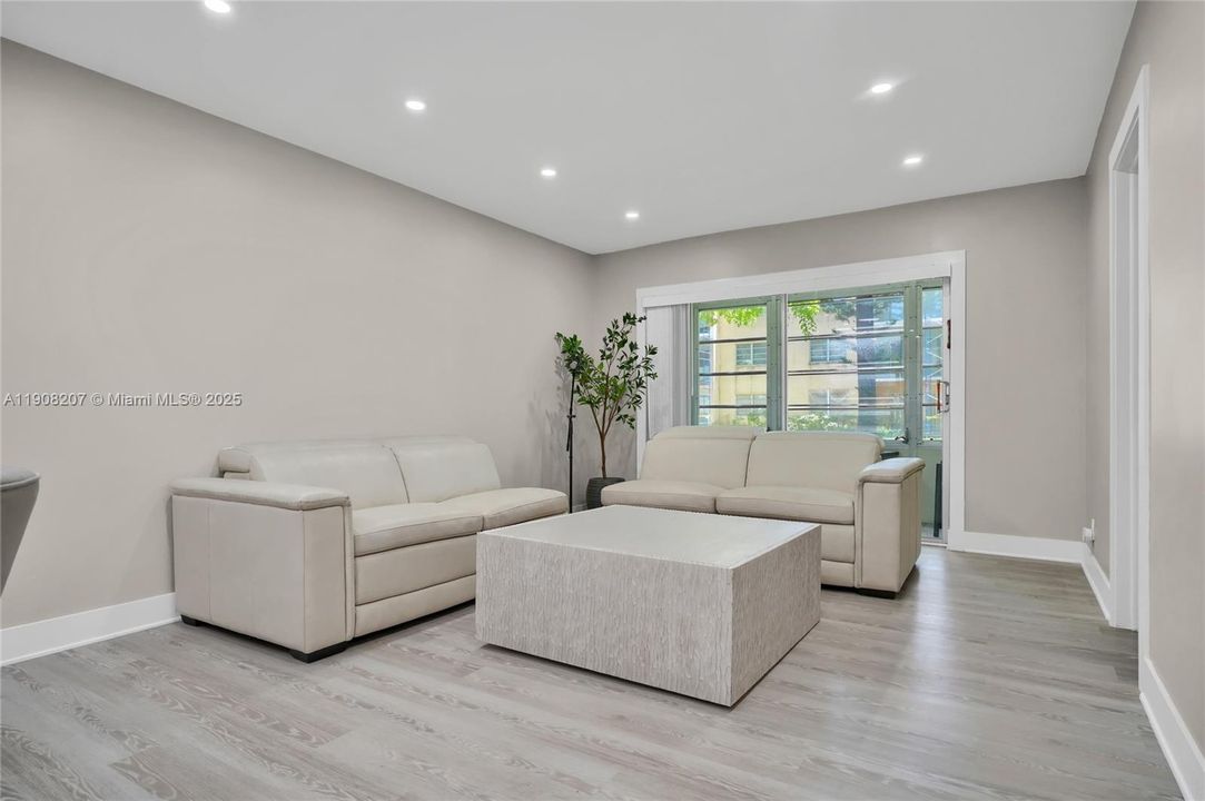 出租: $1,995 (2 贝兹, 2 浴室, 920 平方英尺)