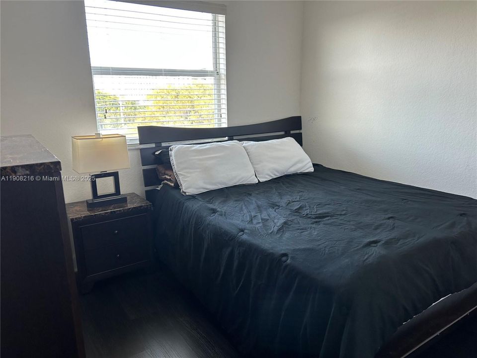 出租: $3,200 (3 贝兹, 2 浴室, 1164 平方英尺)