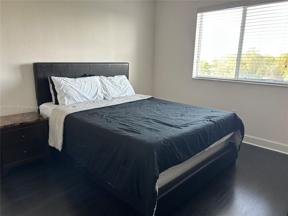 出租: $3,200 (3 贝兹, 2 浴室, 1164 平方英尺)