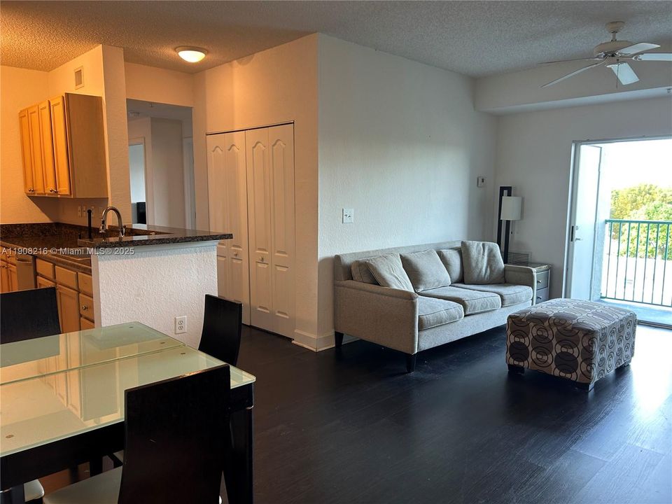 出租: $3,200 (3 贝兹, 2 浴室, 1164 平方英尺)