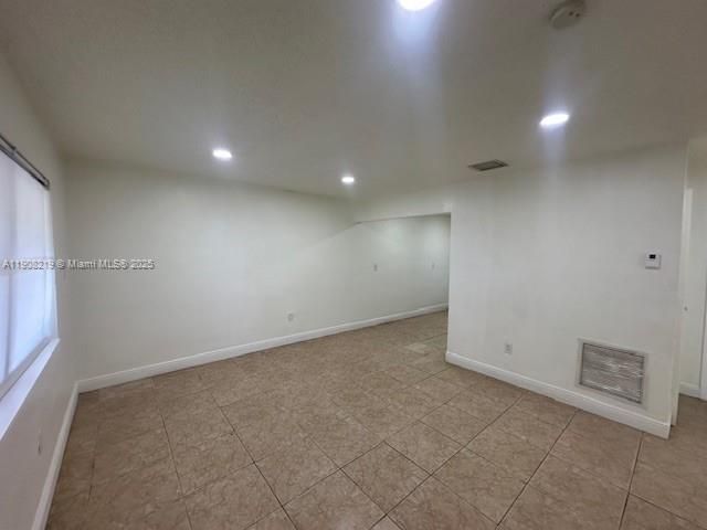 For Rent: $1,950 (2 beds, 1 baths, 1560 Square Feet)