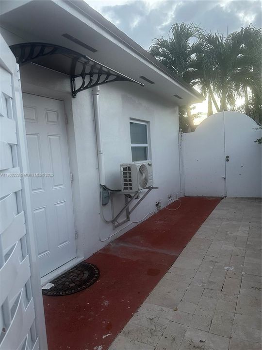 Active With Contract: $1,500 (1 beds, 1 baths, 390 Square Feet)