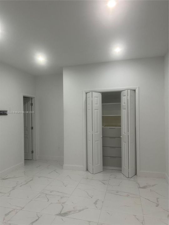 Active With Contract: $1,500 (1 beds, 1 baths, 390 Square Feet)