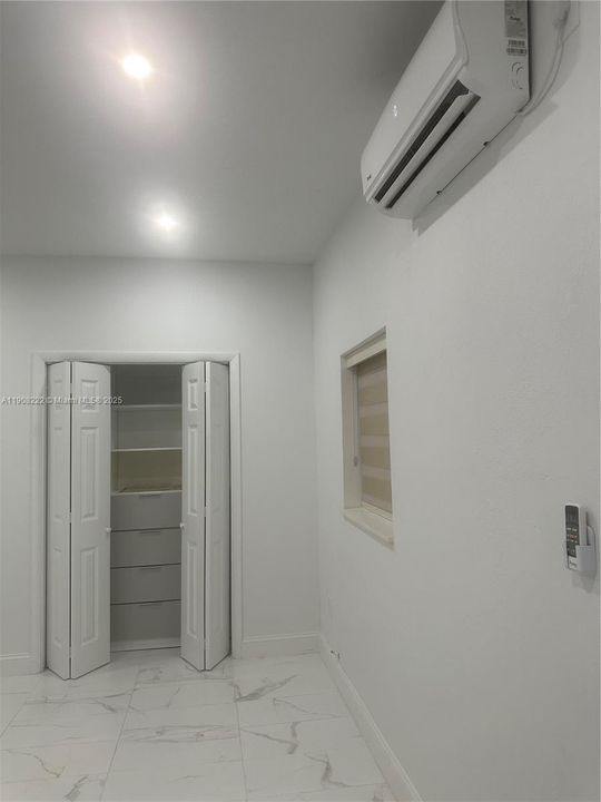 Active With Contract: $1,500 (1 beds, 1 baths, 390 Square Feet)