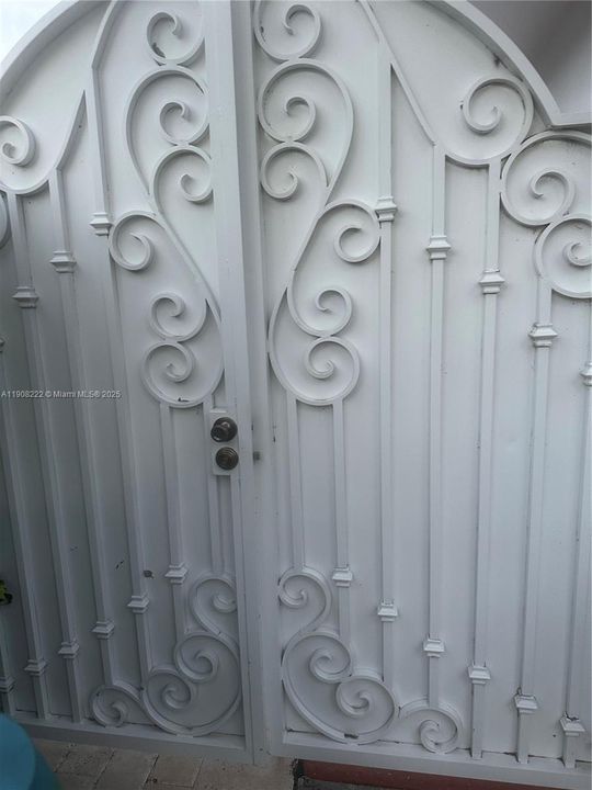 Active With Contract: $1,500 (1 beds, 1 baths, 390 Square Feet)