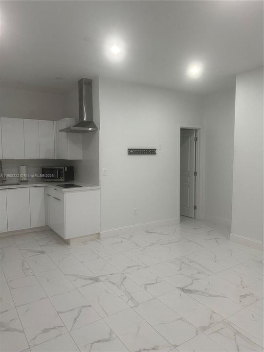 Active With Contract: $1,500 (1 beds, 1 baths, 390 Square Feet)