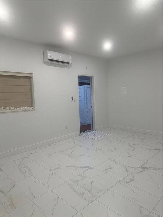 Active With Contract: $1,500 (1 beds, 1 baths, 390 Square Feet)