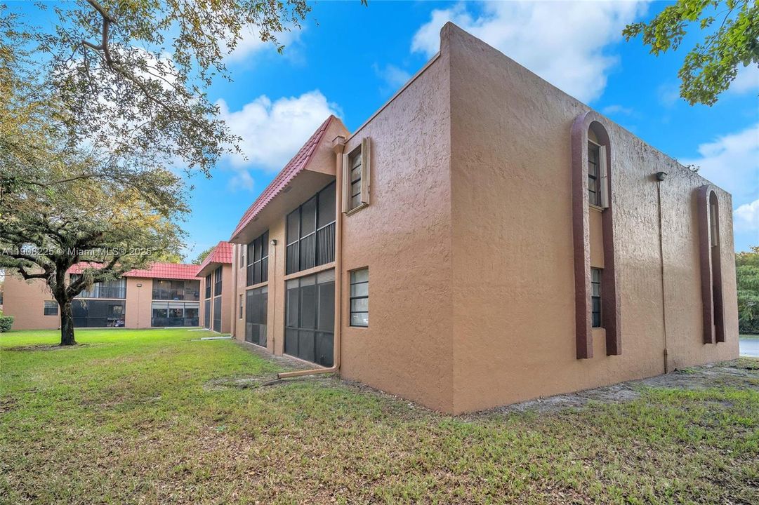 For Sale: $270,000 (2 beds, 2 baths, 1080 Square Feet)