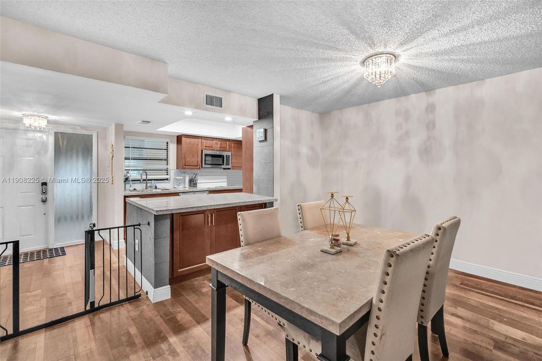 For Sale: $270,000 (2 beds, 2 baths, 1080 Square Feet)