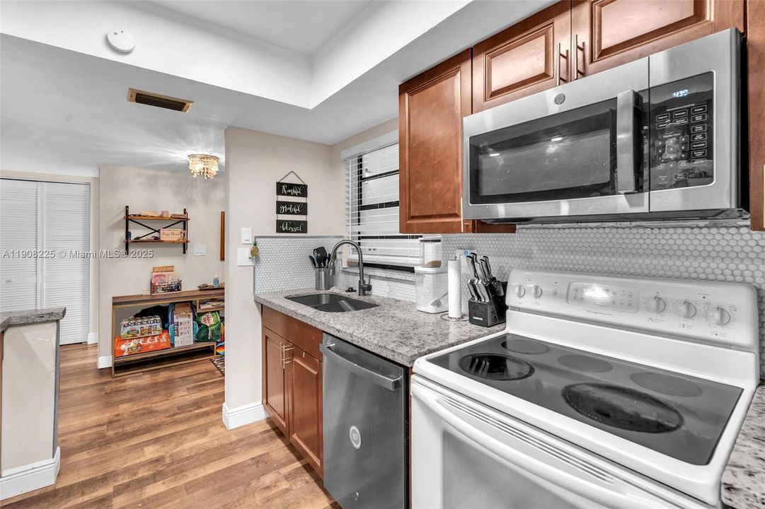 For Sale: $270,000 (2 beds, 2 baths, 1080 Square Feet)