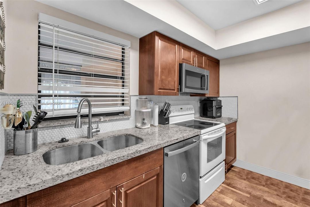 For Sale: $270,000 (2 beds, 2 baths, 1080 Square Feet)