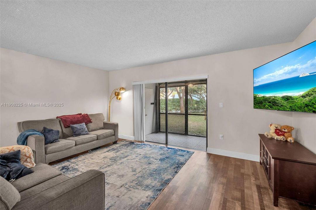 For Sale: $270,000 (2 beds, 2 baths, 1080 Square Feet)