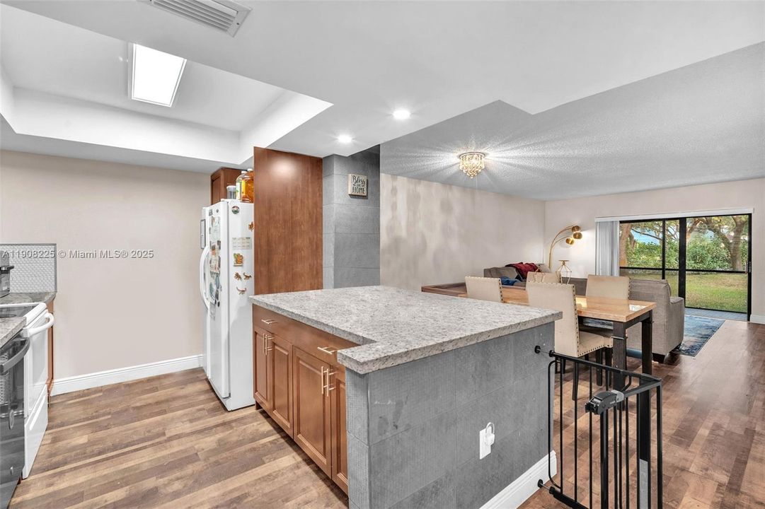 For Sale: $270,000 (2 beds, 2 baths, 1080 Square Feet)