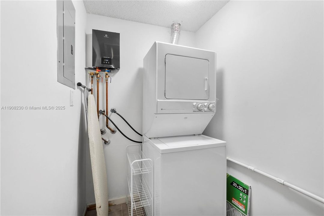 Под контрактом: $195,000 (1 спален, 2 ванн, 1046 Квадратных фут)