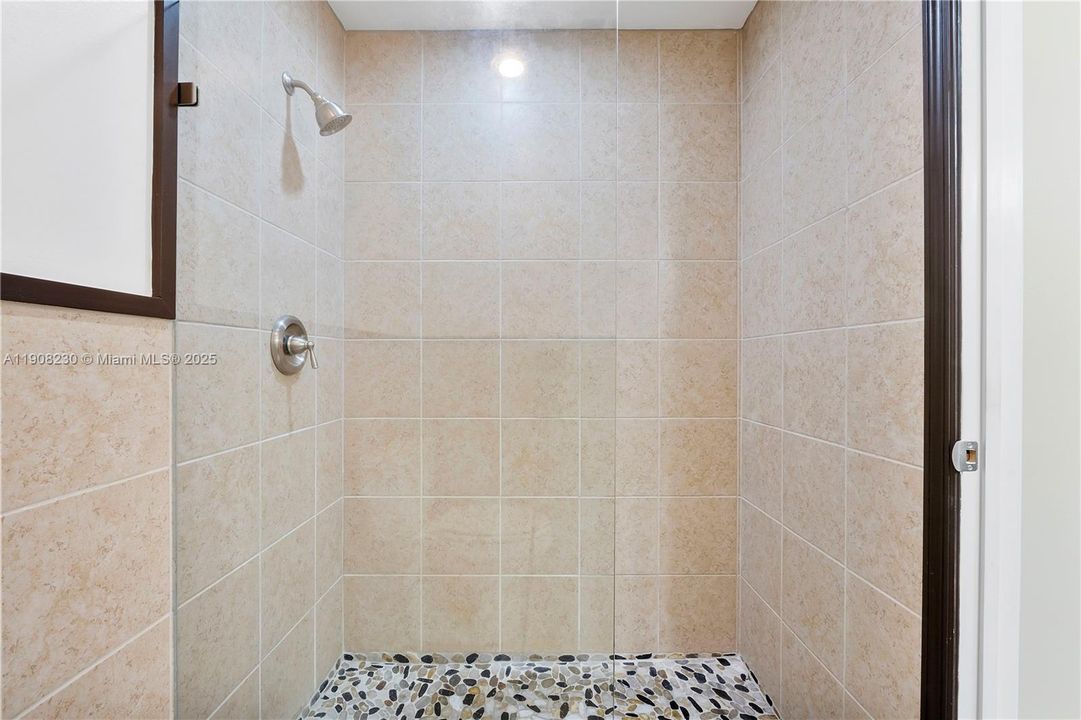 Под контрактом: $195,000 (1 спален, 2 ванн, 1046 Квадратных фут)