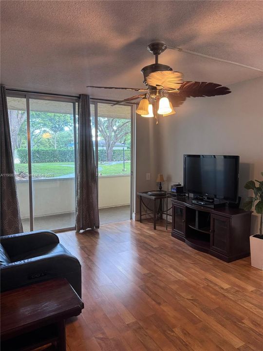 En Venta: $114,900 (2 camas, 2 baños, 950 Pies cuadrados)